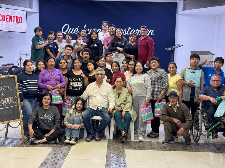 Comunidad reunida en Jesús el Libertador