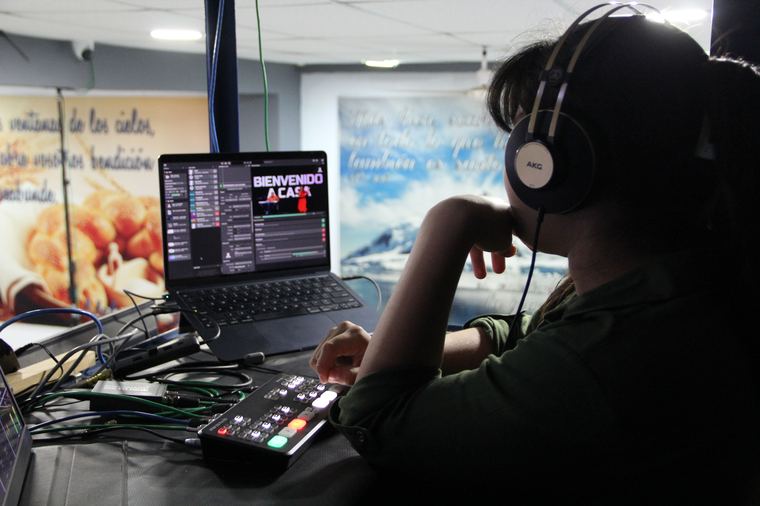 Voluntario del equipo audiovisual sirviendo